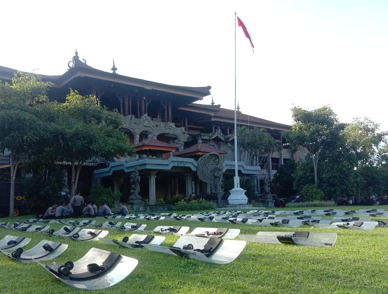 podiumnews.com-Antisipasi Demo Anarkis, Polisi dan Pecalang Jaga Kantor Gubernur serta DPRD Bali